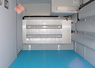 庫内蓄冷板（前、右）にて冷却